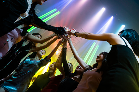 一群朋友在夜里迪斯科俱乐部玩边喝友谊与夜生活概念图片
