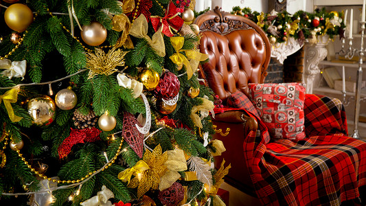 新年清晨在客厅装饰的圣诞树很漂亮冬季假日背景或冬季假日或图片