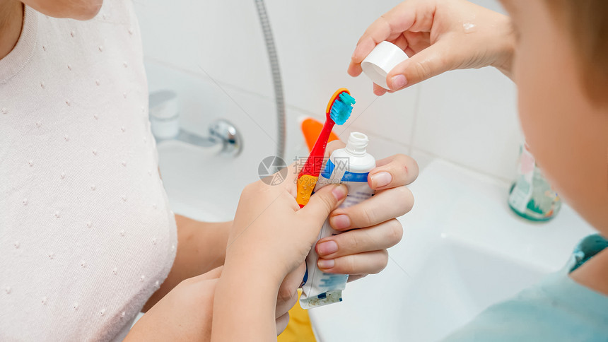 使用牙刷和膏打扫齿的儿童使用牙刷和打扫齿的儿童使用牙刷和膏打扫齿的儿童图片