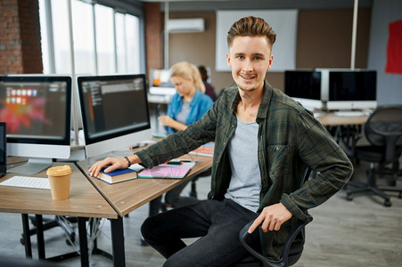 网络程序员或设计在工作场所创造职业现代信息技术公司团队微笑的男信息技术专家在桌子上就座团队合作高清图片素材