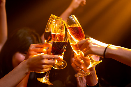 一群人晚上在舞厅的派对为饮料敬酒社交聚会和夜生活娱乐概念背景图片