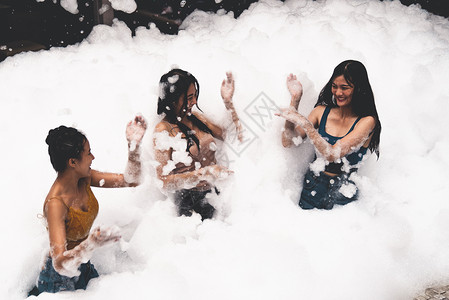 泡沫中女孩女孩在泡池玩乐趣和喜悦夏季人娱乐背景