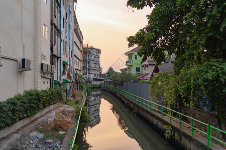泰国曼谷市Wutthakat区位于亚洲城市住宅日落时的建筑物图片