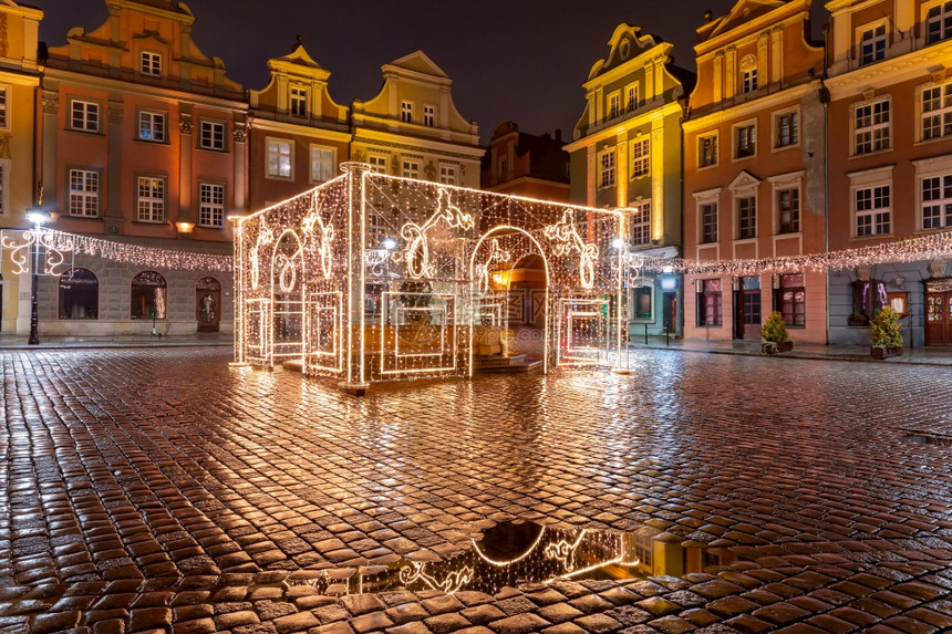 波兰兹南老城旧市场广圣诞夜波兰兹南夜间老城图片