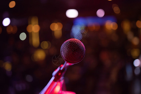 在迪斯科酒吧背景的迪斯科酒吧表演音乐节时在舞台音乐会上播放麦克风配有多彩照明激光束聚节目播放晚间娱乐活动背景图片