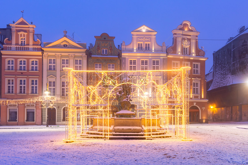 波兰兹南圣诞夜旧城老市场广商房和装饰喷泉的全景观光波兰兹南夜老城图片