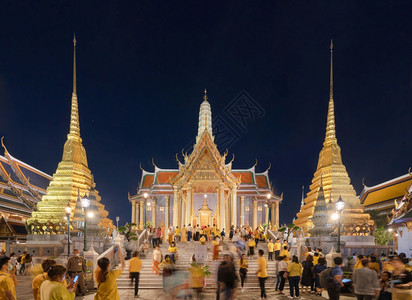 泰国曼谷翡翠佛寺的金塔城市老的WatPhraKaew和GrandPalace佛教寺庙泰国建筑夜间旅游景点背景图片