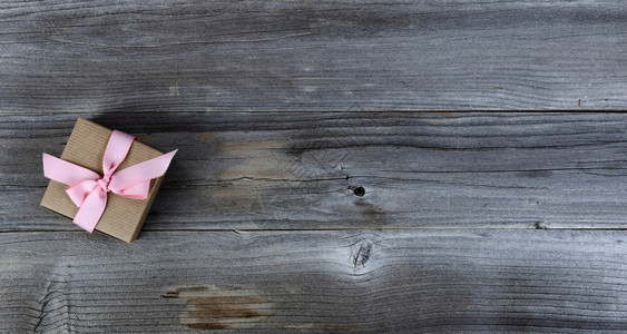 关于母亲日概念在生木上贴有粉红丝带的礼品箱母亲日概念图片