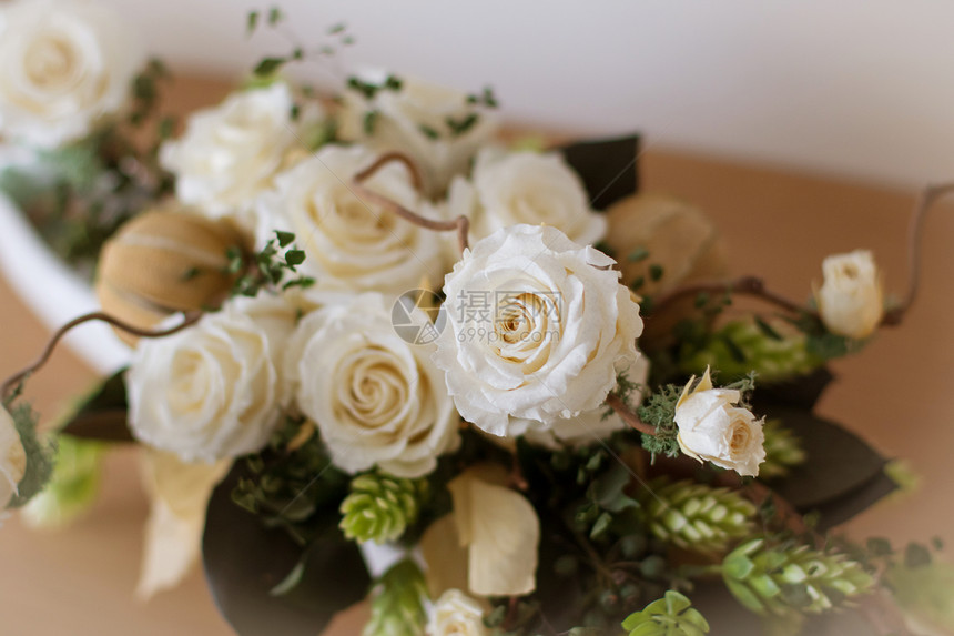 白色玫瑰和芽的美丽花束图片