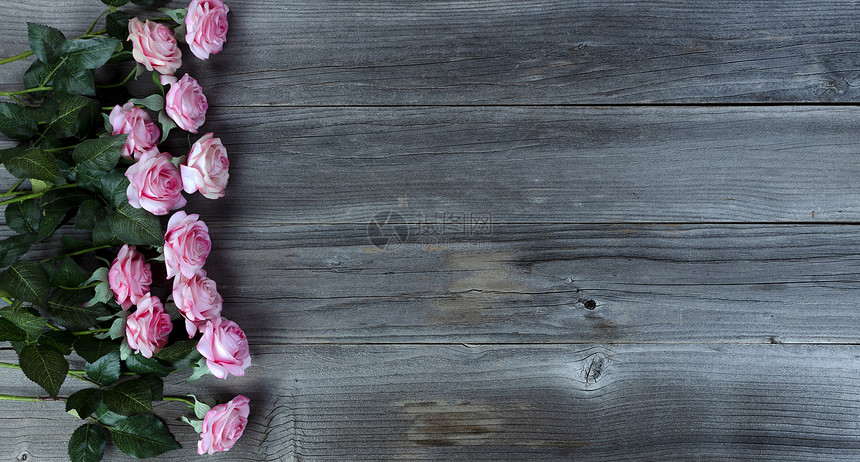 为母亲日概念在生锈木板上的浅粉红玫瑰采用平板固定形式图片