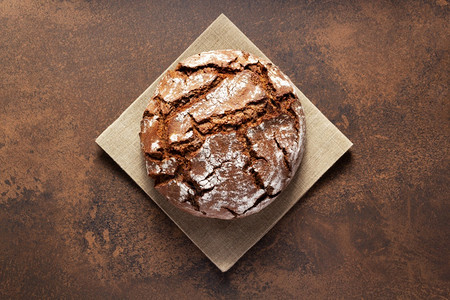 餐桌巾布上新鲜面包的石头生锈背景质地的面包食品图片