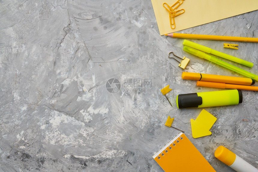 办公室文具用品包括黄色调闭板大理石背景学校或教育附件写作和绘画工具铅笔和橡胶等图片