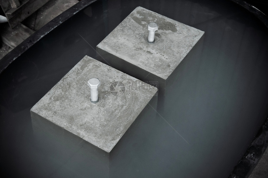 混凝土强度测试的混凝土立方块在水浴缸中浸泡用于固化过程图片