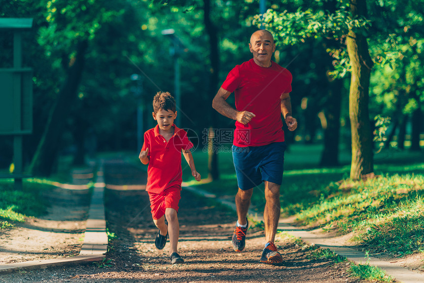 祖父和孙子在公园里慢跑图片