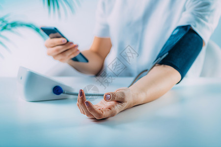 移动健康测量智能电话中的血压和输入数据测量血压使用智能电话跟踪结果图片