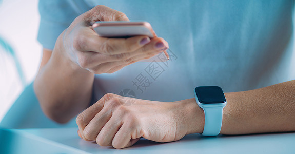 心率手表妇女衡量心率使用智能电话和手表背景