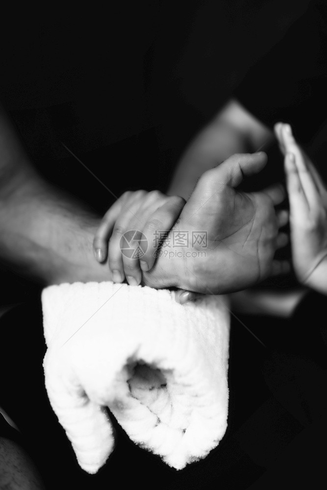 手肌肉受伤的男患者生理治疗师按摩体育伤害治疗图片