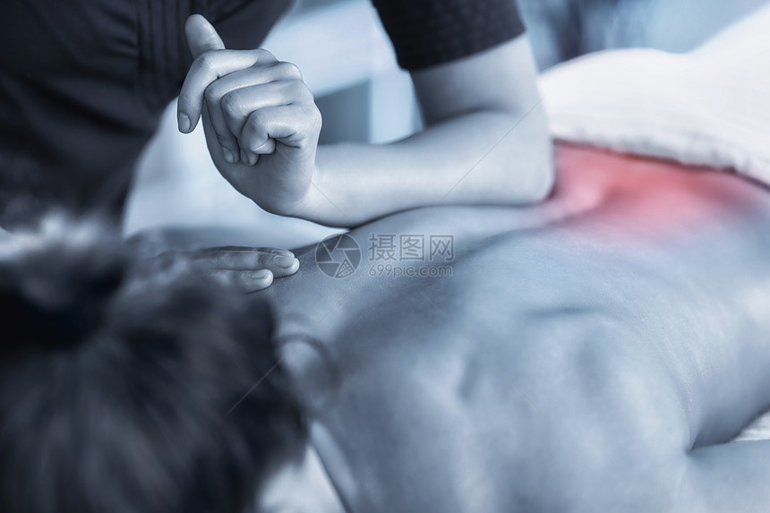 身体治疗师按摩女患者的近距离图像背部肌肉受伤蓝色彩图像背面红口音运动伤害治疗图片
