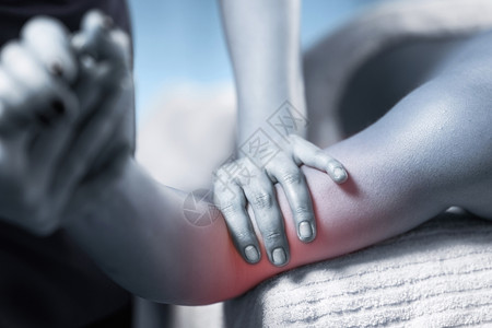 身体治疗师用手肘伤势女患者的近距离图像蓝色彩图像手臂上的红口音运动伤害治疗背景图片