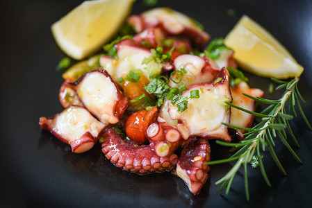带有柠西红柿迷香和蔬菜的章鱼沙拉新鲜和健康的沙拉海鲜鱿鱼和章图片
