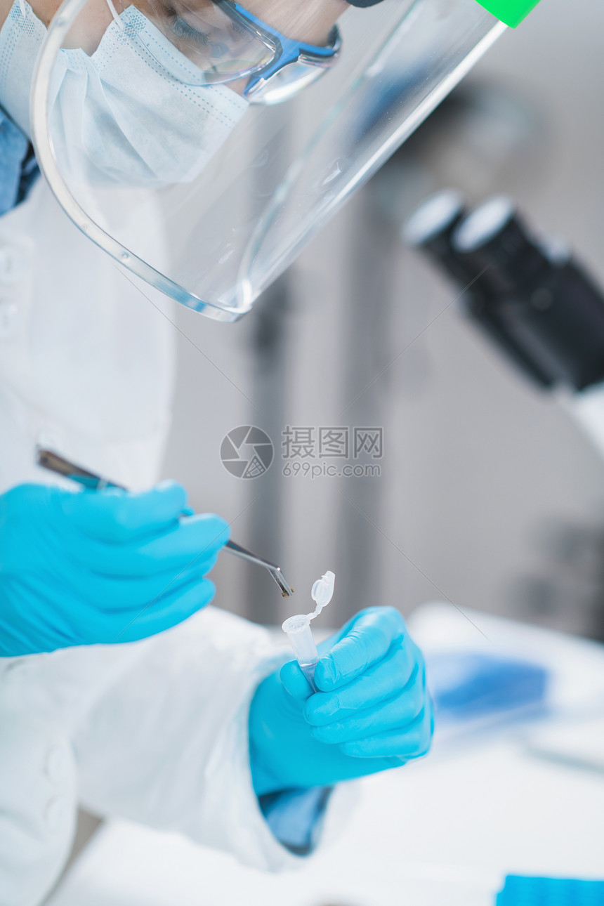 古代DNA分析在古代DNA实验室内拥有微管和样品的女科学家从事生物考古学工作的代DNA科学家图片