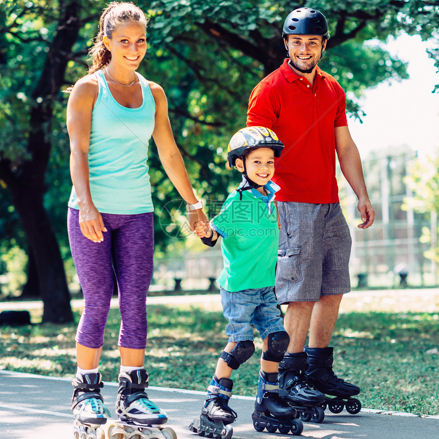 在公园滑溜冰时家庭肖像图片