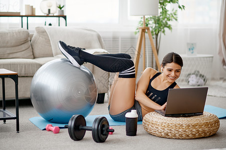 女在运动服互联网锻炼背景室内图片