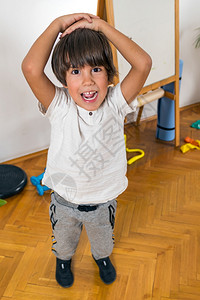 幼儿园的男孩玩耍儿童在室内玩耍图片