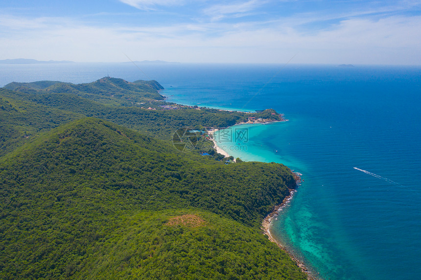 在泰国的岛屿上夏季在旅游行中科拉恩海滩帕塔亚Pattaya与蓝绿的海水山丘热带绿林树与安达曼Andaman海图片