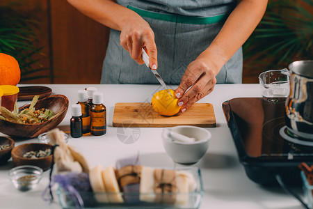 妇女为自制肥皂切柠檬图片