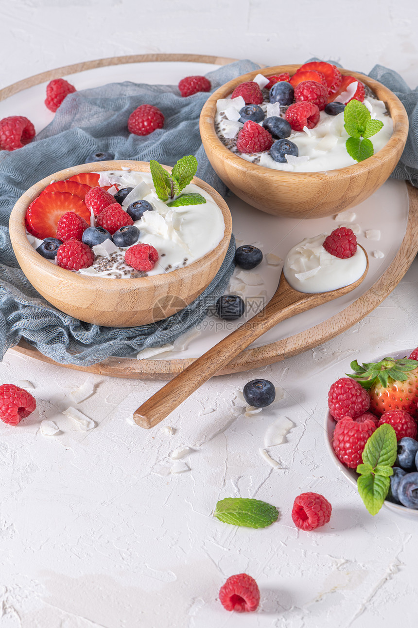 为健康早餐提供酸奶和浆果一碗加草莓蓝和的希腊酸奶图片