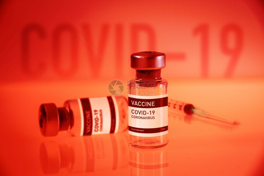 红色实验室背景的新冠19疫苗瓶和注射器红色背景的新冠19疫苗瓶和注射器图片
