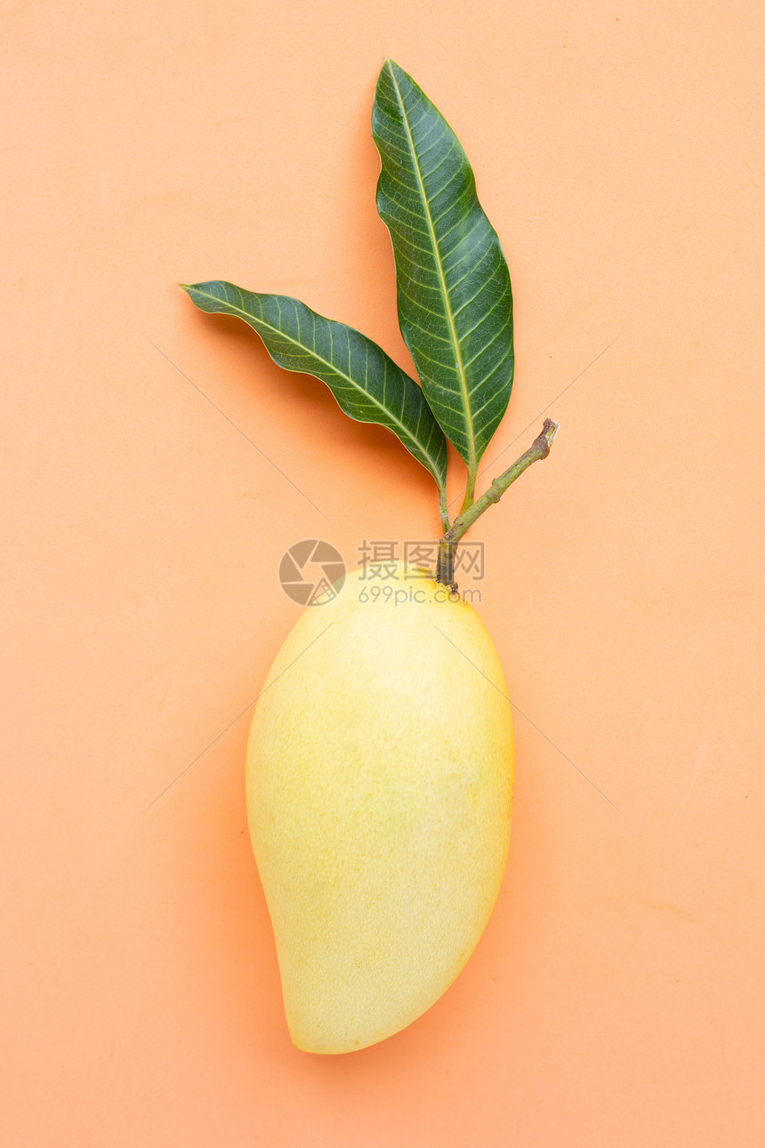黄色芒果的顶端景橙背热带水果多汁和甜美图片