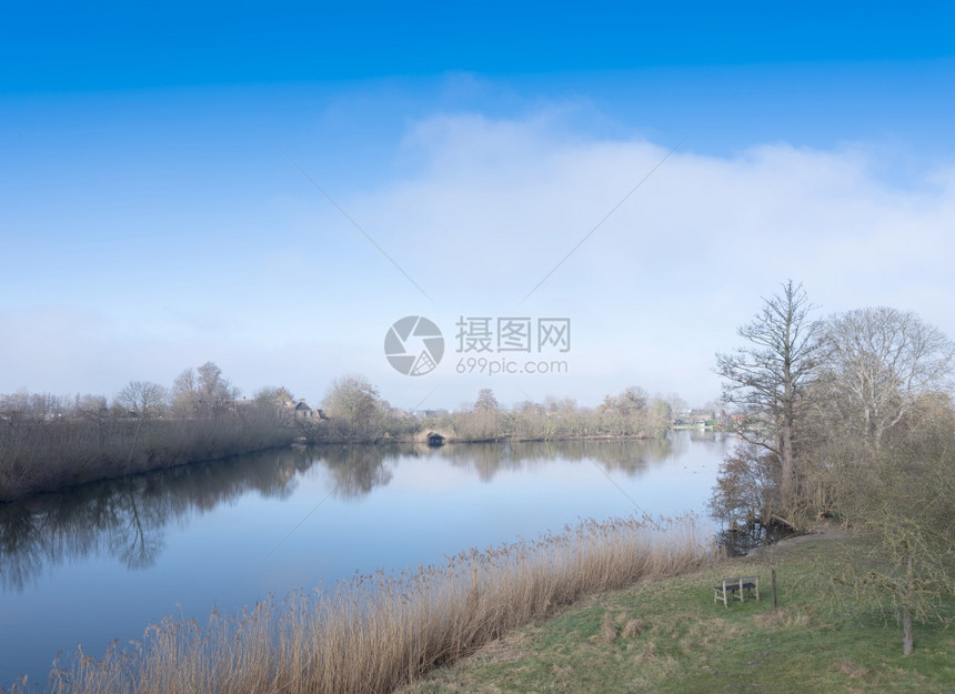 深冬风景在蓝天下接近光的天下内河地带中心有水图片