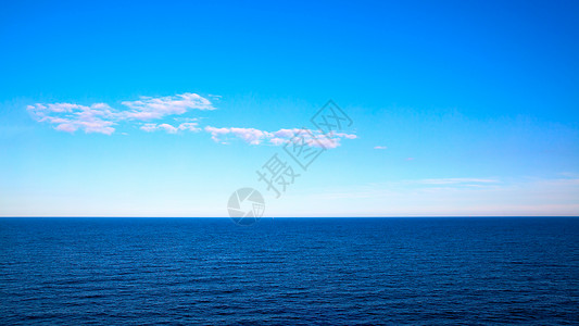 以海平面和蓝天空为海平面和蓝天空的全景海可用作背背景图片