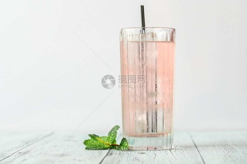 粉红杜松子酒和汤力鸡尾杯图片