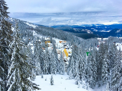 乌克兰喀尔巴阡山著名的滑雪胜地Dragobrat的空中景象图片