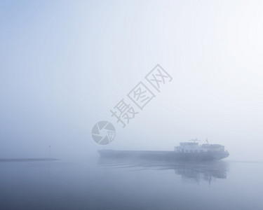 在河边的乌特勒支附近绿的河边雾中驳船图片