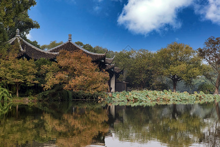 秋末季在白花湖上的亚洲寺庙图片