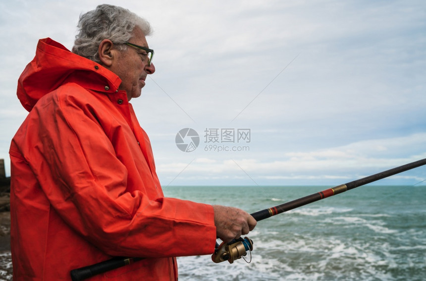 长辈在海上钓鱼享受生活钓鱼和运动概念的肖像图片