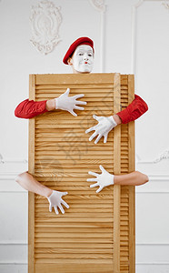 两个模仿艺术家有木板的场景Pantomime剧院喜演员积极的情感幽默表演有趣面孔模仿和严酷的表演男性的高清图片素材