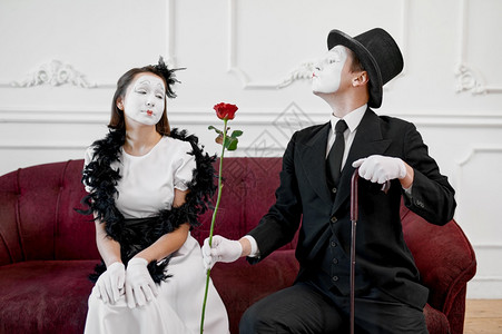 两个模仿艺术家情侣有玫瑰的场景Pantomime剧院喜演员积极的情感幽默表演有趣的面孔模仿和严酷两个模仿艺术家有玫瑰的场景面具高清图片素材