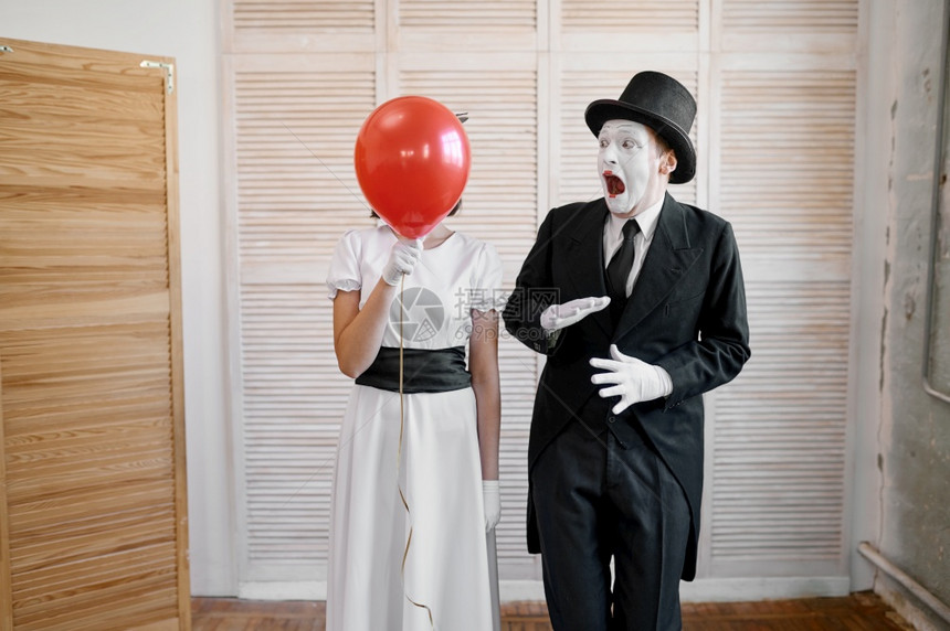两个有气球喜剧正面情感幽默表演笑脸模仿和严酷的艺术家两个有气球喜剧表演乐戏图片