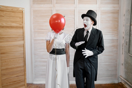 两个有气球喜剧正面情感幽默表演笑脸模仿和严酷的艺术家两个有气球喜剧表演乐戏性格高清图片素材