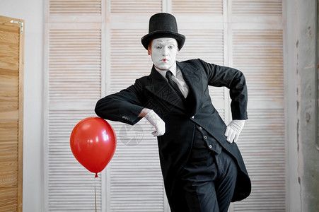 气球艺术家Mime艺术家有气球的场景喜剧戏正面情绪的喜剧有幽默表演滑稽面孔模仿和严酷的面孔背景