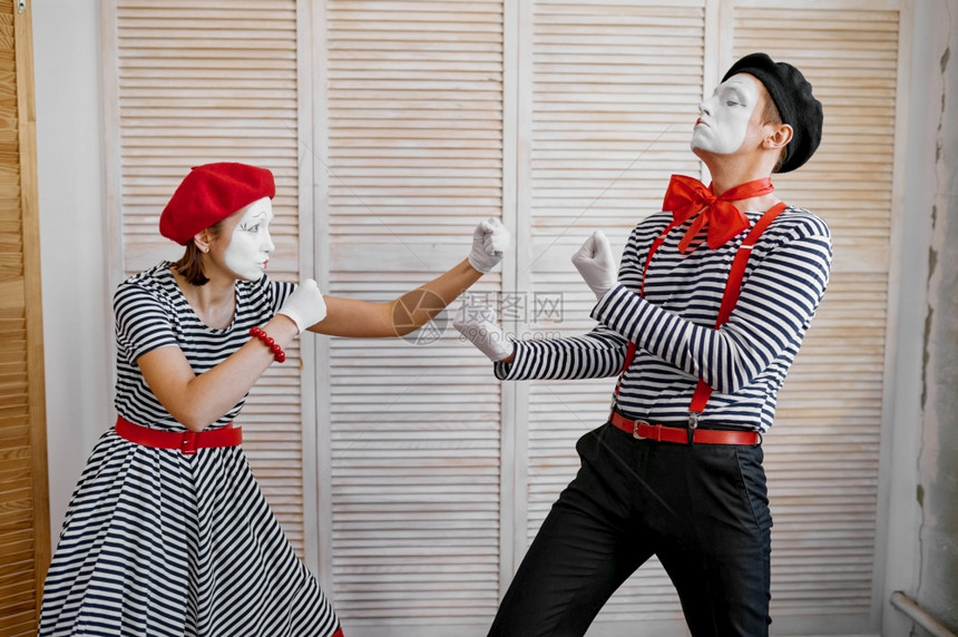 两个小丑米艺术家拳击小丑喜剧演员积极的情感幽默表演有趣的面孔模仿和严酷两个小丑拳击演员喜剧图片