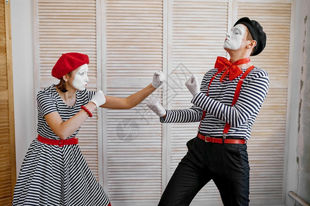 两个小丑米艺术家拳击小丑喜剧演员积极的情感幽默表演有趣的面孔模仿和严酷两个小丑拳击演员喜剧戏仿高清图片素材