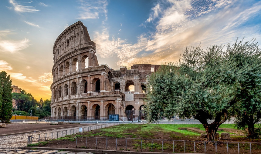 意大利罗马的Colosseum详情也称为Coliseum这是意大利最著名的观光景点背中的蓝色天图片