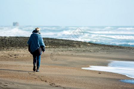 在海边散步的女人图片