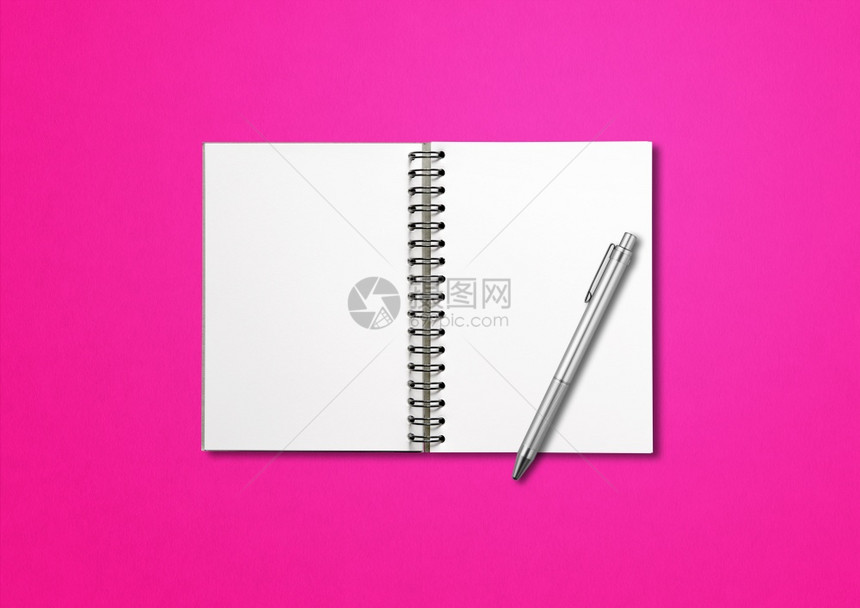 空开螺旋笔记本模型和在粉红色背景上隔离图片